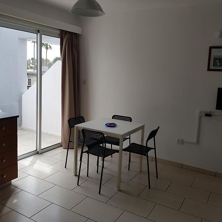 Valentinos Court Apartamento Paphos Exterior foto