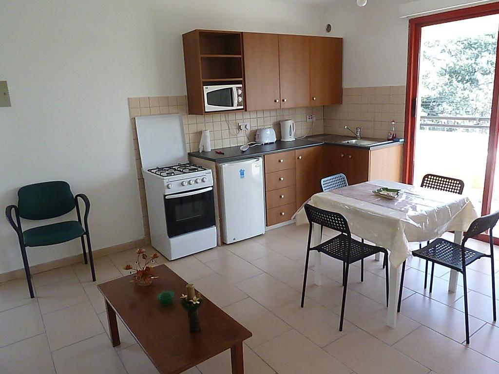 Valentinos Court Apartamento Paphos Habitación foto
