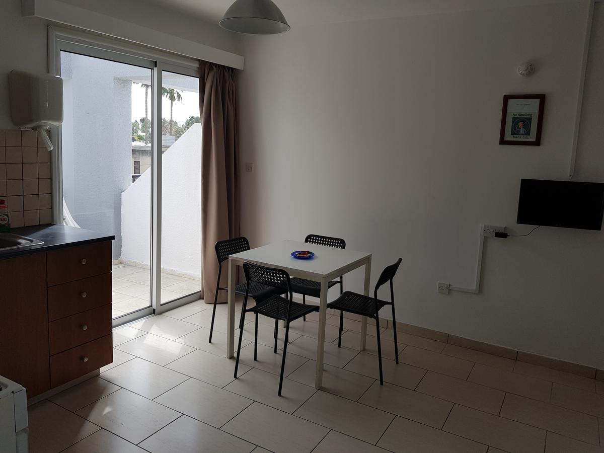 Valentinos Court Apartamento Paphos Exterior foto