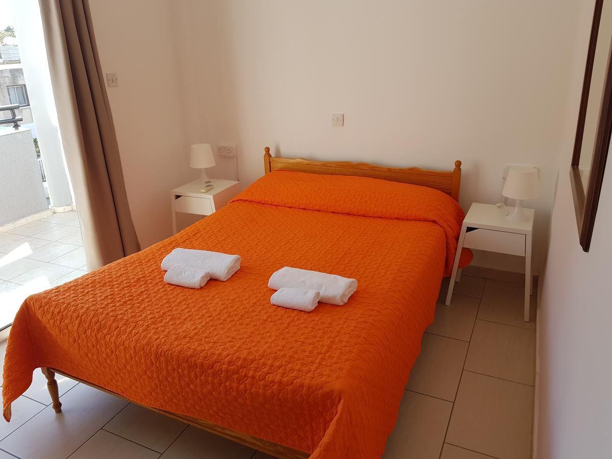 Valentinos Court Apartamento Paphos Exterior foto