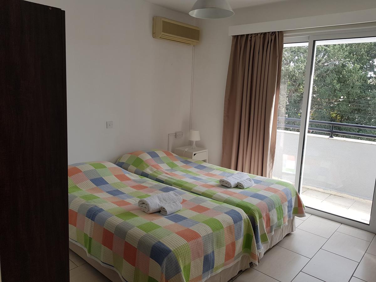 Valentinos Court Apartamento Paphos Exterior foto
